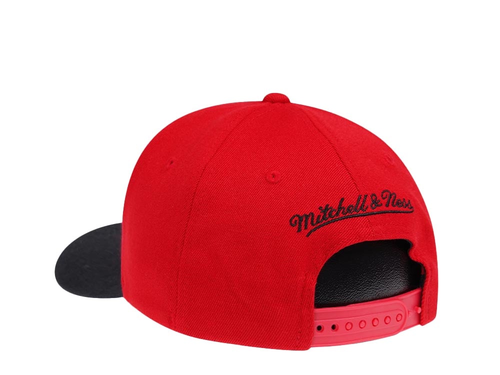 Mitchell & Ness Chicago Bulls Team Two Tone Red Line Solid Flex Snapback Hat