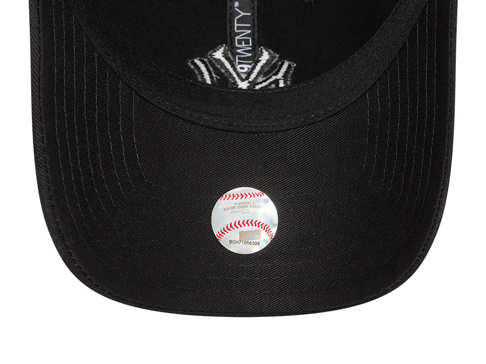 New Era New York Yankees League Essential Black 9Twenty Strapback Cap