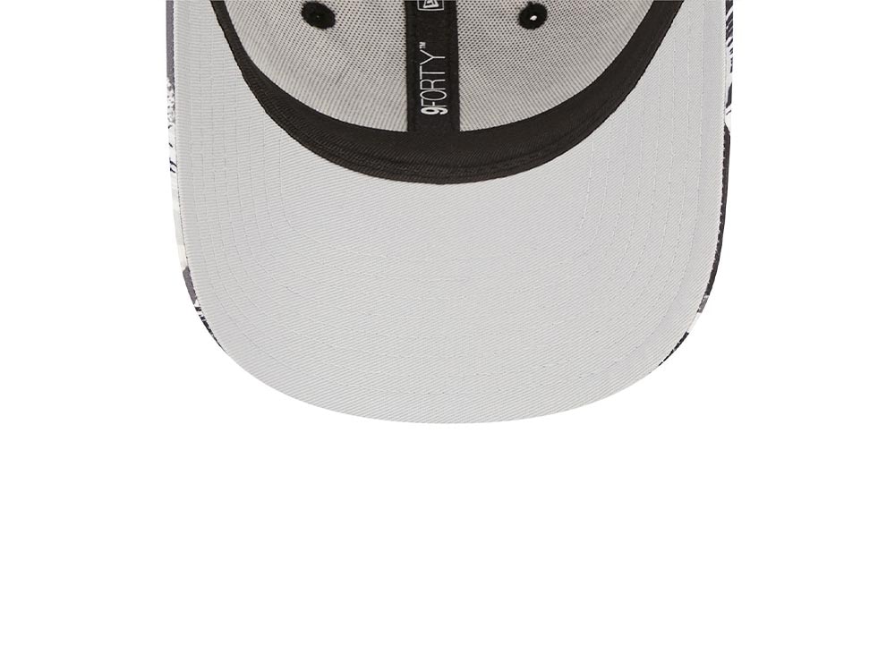 New Era New York Yankees Painted Black 9Forty Strapback Hat